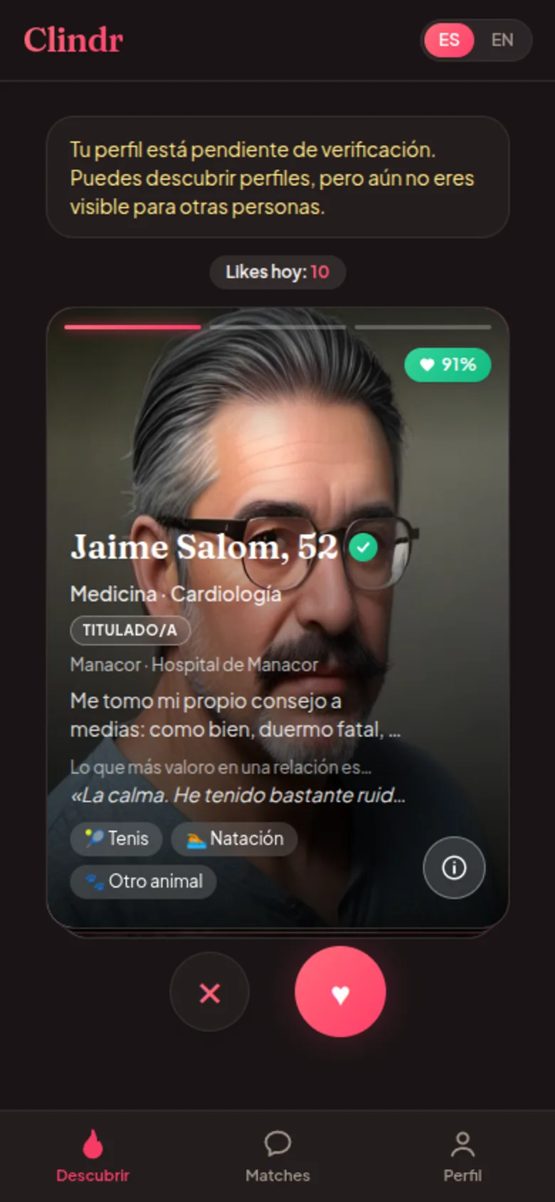 Pantalla Descubrir de Clindr con una tarjeta de perfil y el porcentaje de compatibilidad
